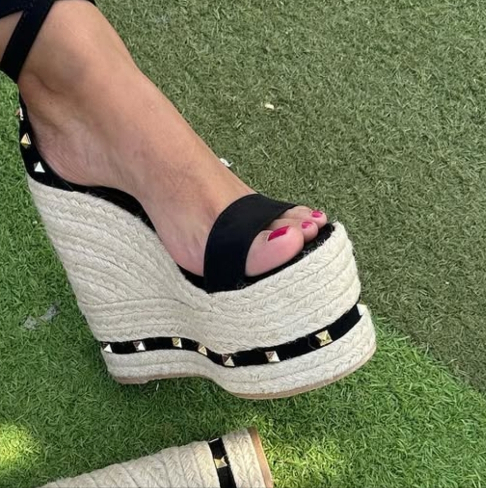 Black Platform Wedge Sandals – Size 8 (New)
Stylish Black Wedge Sandals - Picture 2 of 3